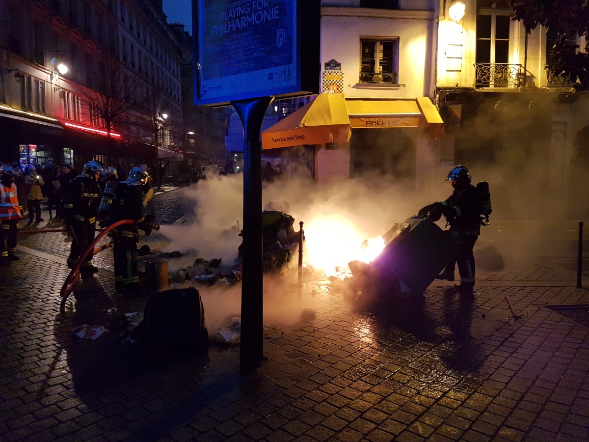 peinture - LU, VU ET ENTENDU DE TRAVERSES Pompiers-eteignant-des-poubelles-en-feu-le-8-12-2018