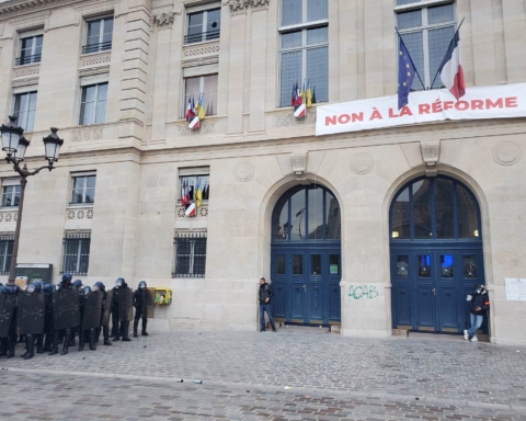 CRS devant une mairie