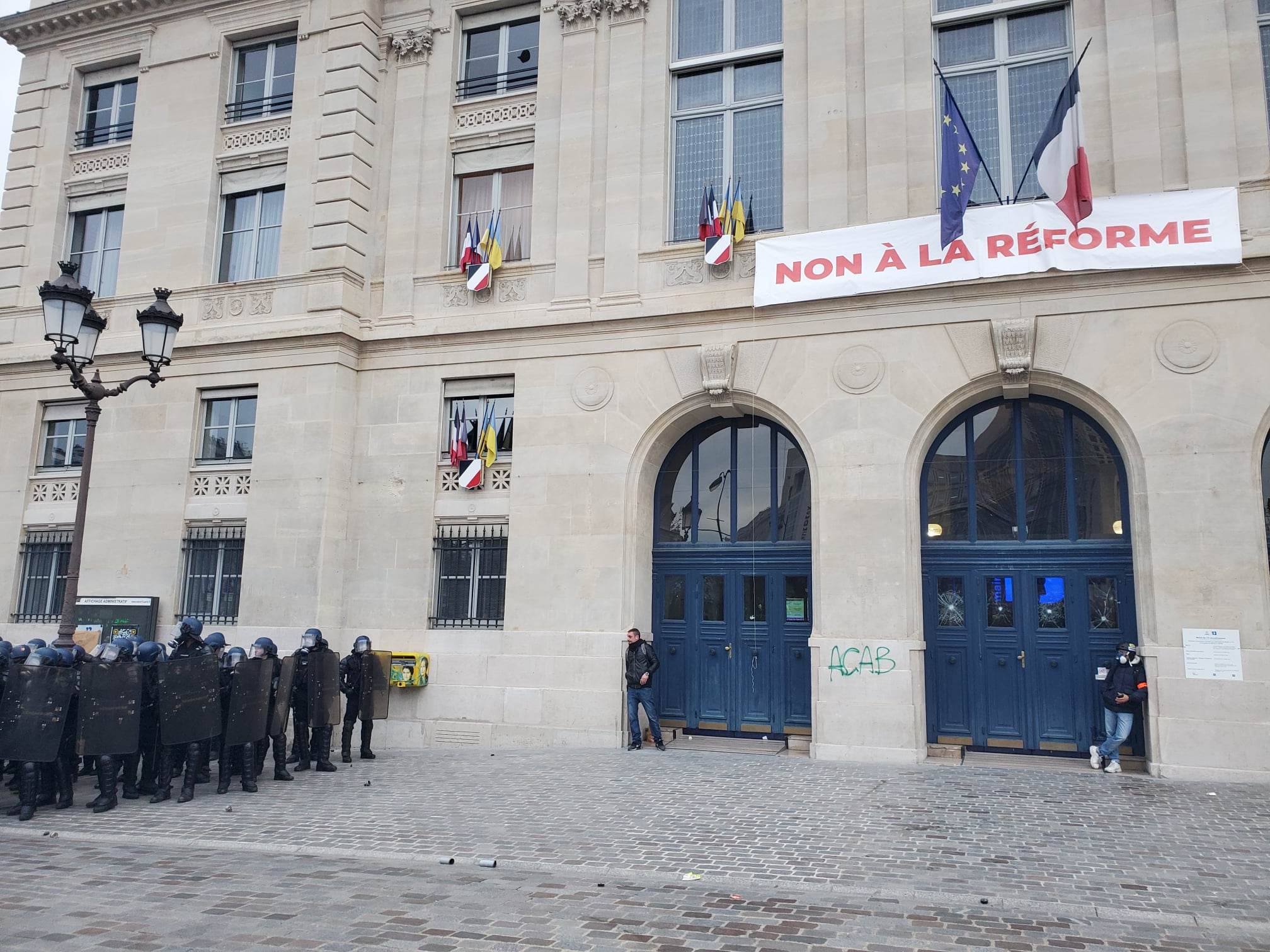 CRS devant une mairie